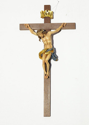 Farbig gefasstes Wandkreuz, 34 cm